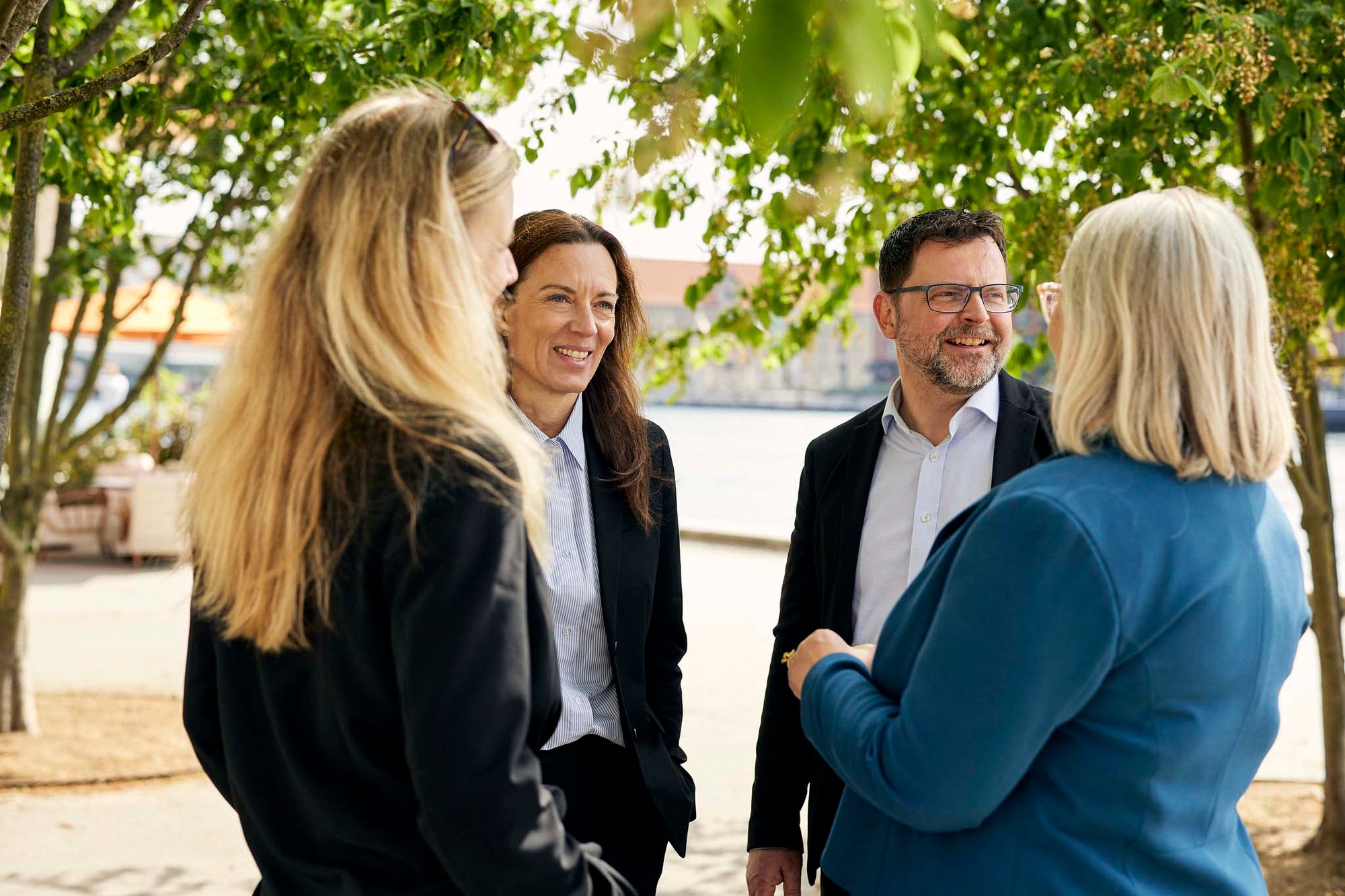 Rundkreds over ryg på Louise og Trine