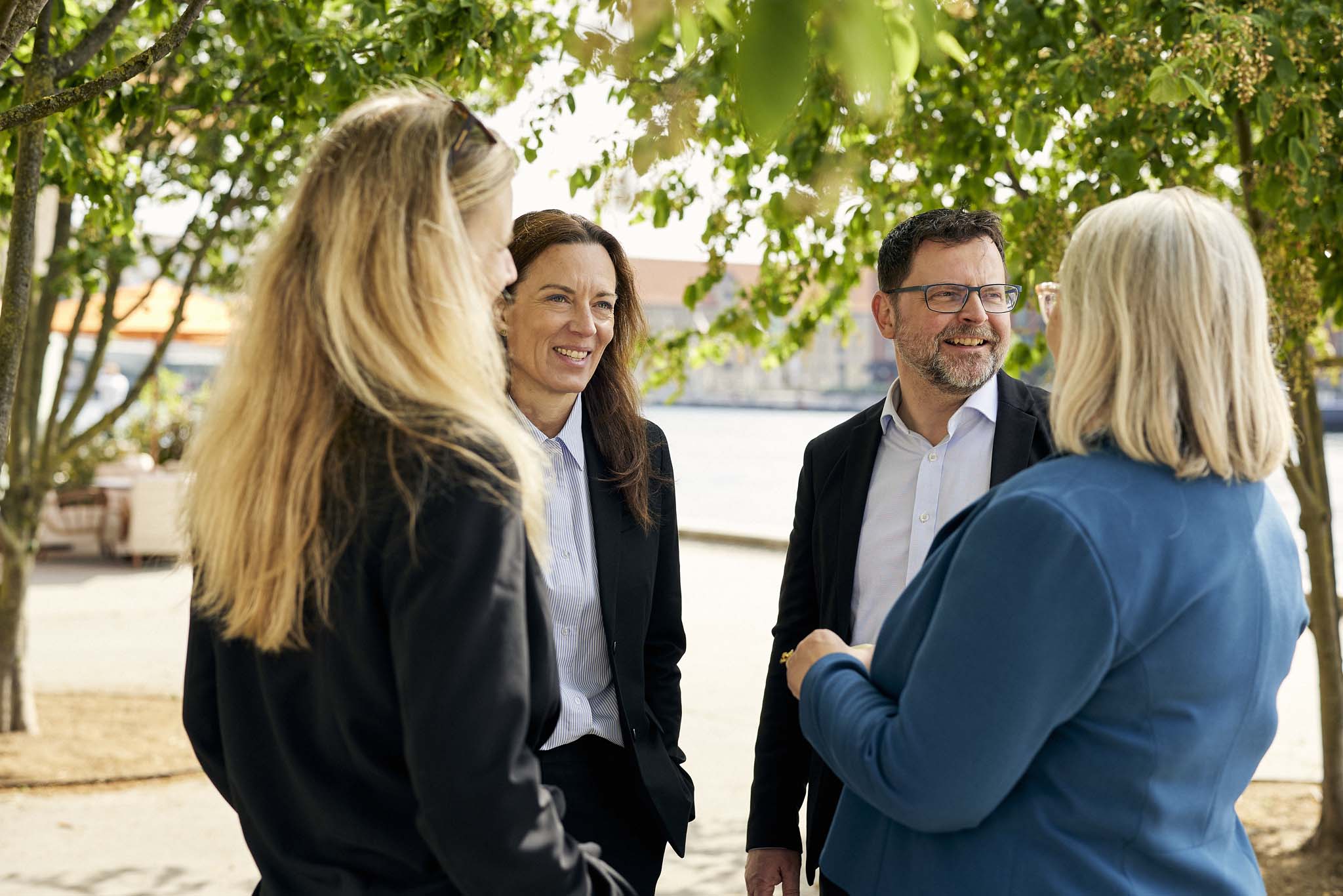 Rundkreds over ryg på Louise og Trine